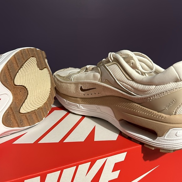 New! Nike Air Max Bliss SE Size 10 in Neutral with a touch of Red - Picture 5 of 5